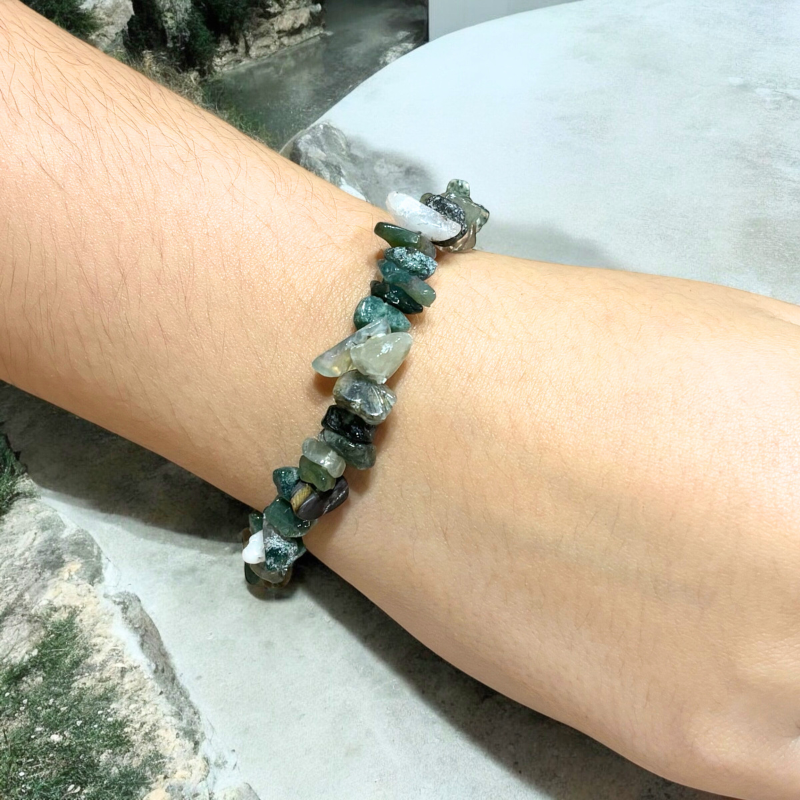 bransoletka z agatu mszystego na nadgarstku