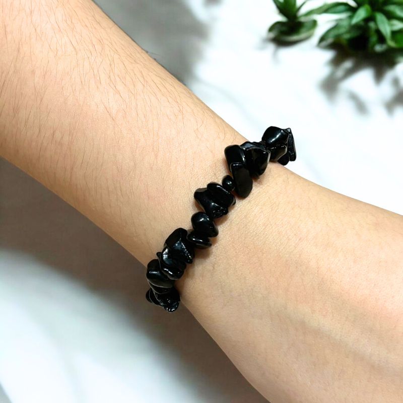 bransoletka z czarnego agatu na nadgarstku