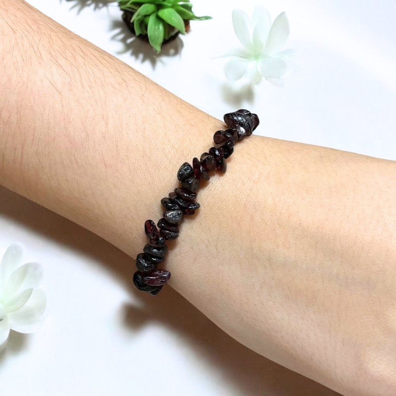 Bransoletka z granatu na nadgarstku