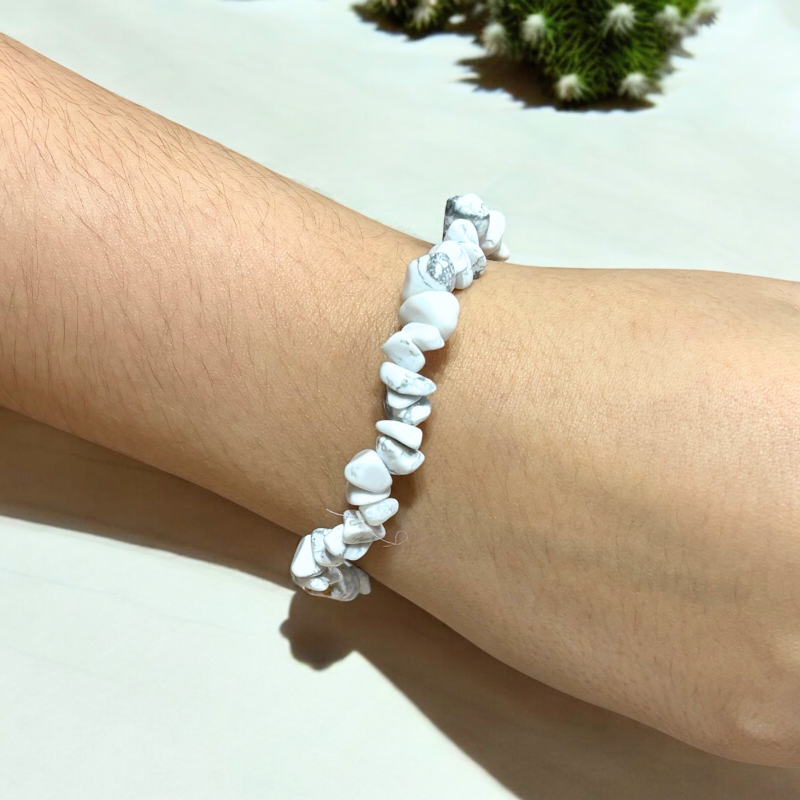 bransoletka z białego jaspisu na nadgarstku