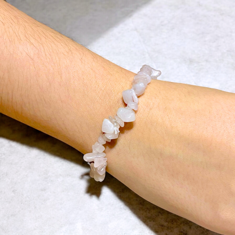 bransoletka z kwarcu różowego na nadgarstku